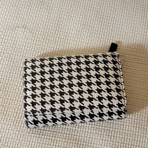 Halogen wallet black and white